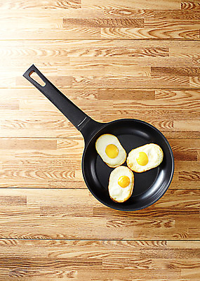 포토 JPG 스튜디오촬영 음식 빵 디저트 실내 사람없음 프라이팬 겨울음식 겨울간식 계란빵 국내포토 겨울 주방용품 내부 파일형식