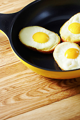 포토 JPG 스튜디오촬영 음식 빵 디저트 실내 사람없음 프라이팬 겨울음식 겨울간식 계란빵 국내포토 겨울 주방용품 내부 파일형식