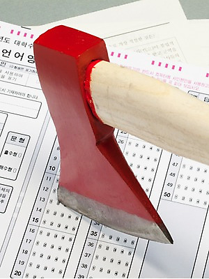 포토 JPG 스튜디오촬영 실내 사람없음 수능 시험 도구 명중 오브젝트 입시 합격 도끼 답안지 만점 고득점 답지 국내포토 교육 내부 학습 점수 파일형식