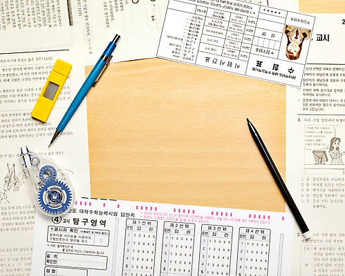 포토 JPG 스튜디오촬영 실내 사람없음 필기구 수능 시험 샤프 오브젝트 입시 수험표 답안지 컴퓨터용사인펜 답지 샤프심 수정액 국내포토 교육 문구용품 내부 학습 펜 사인펜 파일형식