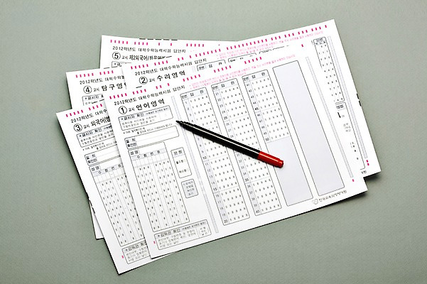 포토 JPG 스튜디오촬영 실내 사람없음 수능 시험 사인펜 오브젝트 입시 답안지 컴퓨터용사인펜 답지 국내포토 교육 내부 학습 펜 파일형식