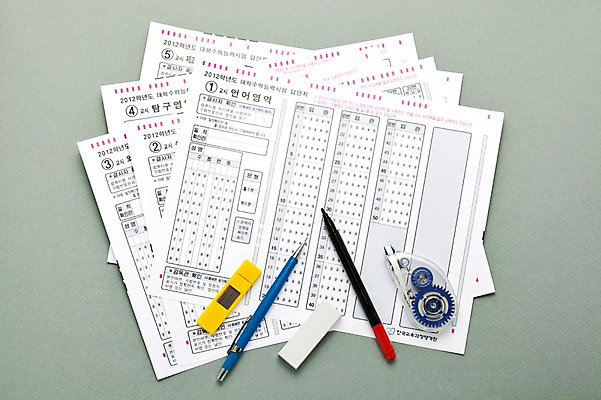 포토 JPG 스튜디오촬영 실내 사람없음 필기구 수능 시험 샤프 오브젝트 입시 지우개 답안지 컴퓨터용사인펜 답지 샤프심 수정액 국내포토 교육 문구용품 학용품 내부 학습 펜 사인펜 파일형식