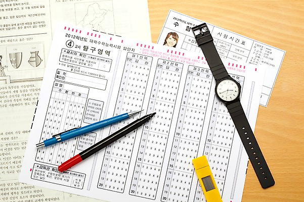 포토 JPG 스튜디오촬영 실내 사람없음 필기구 수능 시험 샤프 손목시계 오브젝트 입시 수험표 시험지 답안지 컴퓨터용사인펜 답지 국내포토 교육 시계 장신구 문구용품 내부 학습 펜 사인펜 파일형식