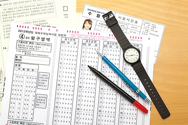 포토 JPG 스튜디오촬영 실내 사람없음 필기구 수능 시험 샤프 손목시계 오브젝트 입시 수험표 시험지 답안지 컴퓨터용사인펜 답지 국내포토 교육 시계 장신구 문구용품 내부 학습 펜 사인펜 파일형식