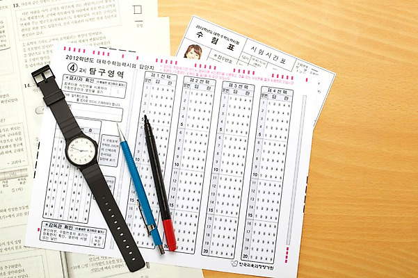 포토 JPG 스튜디오촬영 실내 사람없음 필기구 수능 시험 샤프 손목시계 오브젝트 입시 수험표 시험지 답안지 컴퓨터용사인펜 답지 국내포토 교육 시계 장신구 문구용품 내부 학습 펜 사인펜 파일형식