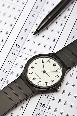 포토 교육 시계 장신구 실내 내부 학습 펜 시험 사인펜 파일형식 JPG 수능 입시 사람없음 답안지 오브젝트 손목시계 스튜디오촬영 답지 컴퓨터용사인펜 국내포토