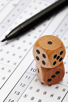 포토 JPG 스튜디오촬영 실내 근접촬영 사람없음 수능 시험 사인펜 명중 오브젝트 입시 합격 주사위 답안지 만점 컴퓨터용사인펜 고득점 답지 국내포토 교육 뷰포인트 내부 학습 펜 점수 파일형식