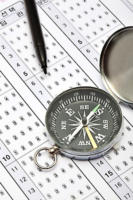 포토 교육 실내 내부 학습 펜 시험 사인펜 점수 파일형식 수능 JPG 사람없음 입시 답안지 스튜디오촬영 나침반 답지 만점 합격 고득점 명중 컴퓨터용사인펜 오브젝트 국내포토