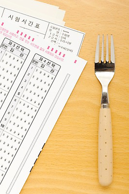 포토 JPG 스튜디오촬영 포크 실내 사람없음 수능 시험 명중 오브젝트 입시 합격 답안지 만점 고득점 답지 국내포토 식기 교육 내부 학습 점수 파일형식