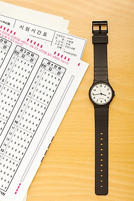포토 JPG 스튜디오촬영 실내 사람없음 수능 시험 손목시계 오브젝트 입시 답안지 답지 국내포토 교육 시계 장신구 내부 학습 파일형식