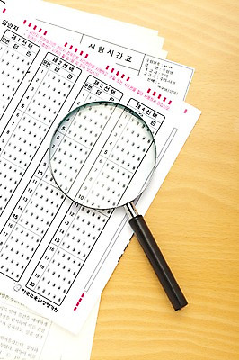 포토 JPG 스튜디오촬영 돋보기 실내 사람없음 수능 시험 명중 오브젝트 입시 합격 답안지 만점 고득점 답지 국내포토 교육 내부 학습 점수 파일형식
