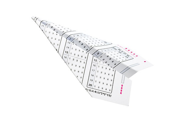 포토 JPG 스튜디오촬영 실내 누끼 사람없음 수능 시험 명중 종이비행기 오브젝트 입시 합격 답안지 만점 고득점 답지 국내포토 교육 내부 학습 종이접기 점수 파일형식