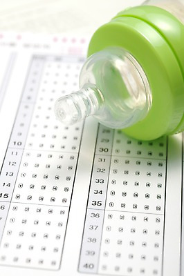 포토 JPG 스튜디오촬영 응원 실내 선물 사람없음 수능 시험 젖병 명중 오브젝트 입시 합격 답안지 만점 고득점 답지 국내포토 교육 내부 학습 아기용품 점수 파일형식