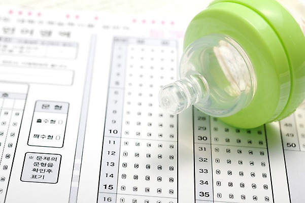 포토 JPG 스튜디오촬영 응원 실내 선물 사람없음 수능 시험 젖병 명중 오브젝트 입시 합격 답안지 만점 고득점 답지 국내포토 교육 내부 학습 아기용품 점수 파일형식