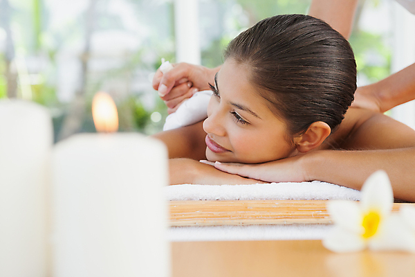 포토 JPG 해외이미지 라이프스타일 손 여자 행복 엎드리기 촛불 휴식 갈색머리 실내 한명 미소 상반신 20대 성인 아웃포커스 신체부위 스파 마사지 소프트포커스 마사지사 성인여자한명만 해외202105 해외포토 직업 1 헤어스타일 감정 컨셉 초 모션 촬영기법 표정 사람 청년 내부 생활 여자한명만 성인여자만 파일형식