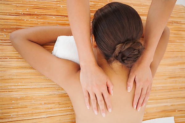 포토 JPG 해외이미지 라이프스타일 손 여자 엎드리기 휴식 실내 한명 상반신 20대 성인 신체부위 수건 스파 마사지 마사지사 어깨 성인여자한명만 해외202105 해외포토 직업 1 컨셉 모션 사람 청년 내부 생활 위생용품 여자한명만 성인여자만 파일형식