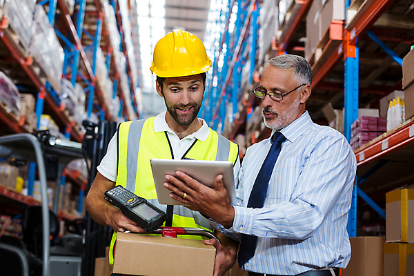 포토 JPG 해외이미지 백인 남자 산업 중년 50대 셔츠 비즈니스 CEO 넥타이 협력 함께함 실내 서기 성인 사람없음 30대 쌓기 마주보기 듣기 가리킴 통제 창고 지게차 심각 조언 해외202105 해외포토 서양인 직업 잡화 컨셉 상의 모션 사람 손짓 내부 장년 중장비 파일형식