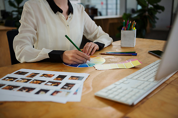 포토 JPG 해외이미지 직업 라이프스타일 손 비즈니스 통신 무선통신 직장 함께함 기술 종류 창조 앉기 사람없음 노트북 컴퓨터 컬러풀 태블릿 사무실 연필 스크린 사진촬영 공책 키보드 기록 작업 변화 선택 연결 책상 그림 전자 경영 그래픽디자이너 해외202105 해외포토 컬러 가구 컨셉 회사 모션 문구용품 학용품 생활 신체부위 전자제품 스마트기기 필기구 촬영 디자이너 파일형식