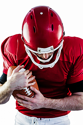 포토 JPG 해외이미지 백인 손 남자 스포츠 공 청소년 축구선수 한명 20대 빨간색 운동복 축구 힘 장비 잡기 보호 헬멧 결심 집중 흰배경 고립 쿼터백 페이스페인팅 해외202105 해외포토 서양인 1 옷 컬러 백그라운드 컨셉 모션 운동선수 사람 청년 신체부위 구기 흰색 보호장비 파일형식