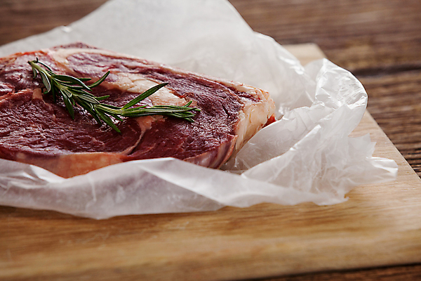 포토 JPG 해외이미지 종이 재료 부분 육류 요리 사람없음 목재 소고기 신선 고명 양념 자르기 허브 준비 유기농 날것 레시피 로즈메리 목판 생식 해외202105 해외포토 나무 식물 웰빙 식재료 모션 파일형식