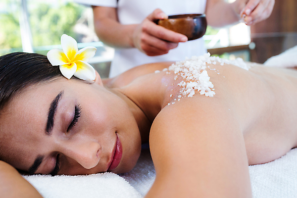 포토 JPG 해외이미지 백인 라이프스타일 손 여자 꽃 여유 엎드리기 휴식 실내 상반신 20대 성인 두명 신체부위 수건 스파 마사지 사발 안마사 성인여자만 입욕소금 해외202105 해외포토 서양인 식물 감정 컨셉 모션 사람 청년 내부 생활 위생용품 미용용품 사기그릇 소금 여자만 성인만 파일형식