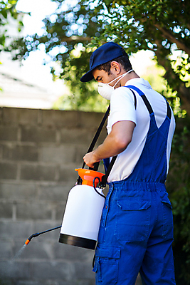 포토 JPG 해외이미지 백인 남자 산업 벽 청소년 한명 서기 안전 20대 야외 환경 장비 잡기 작업 해충 보호 컨테이너 서비스 환경보전 원예 스프레이 분무기 작업도구 DIY 농약 농약살포기 제어 제초제 화학물질 내려보기 해외202105 해외포토 서양인 1 컨셉 모션 사람 청년 취미 도구 화학 벌레 사회이슈 파일형식