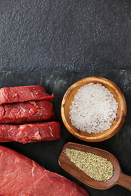 포토 JPG 해외이미지 재료 부분 육류 요리 사람없음 목재 숟가락 소고기 신선 양념 사발 칼 맛 가루 자르기 향신료 준비 유기농 날것 날카로움 소금 레시피 목판 생식 해외202105 해외포토 나무 웰빙 컨셉 식재료 모션 수저 사기그릇 향미료 파일형식