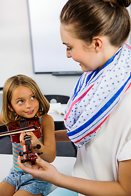 포토 JPG 해외이미지 백인 직업 학생 여학생 여자 교육 어린이 악기 음악 지도 교실 학교 청소년 놀이 갈색머리 실내 앉기 20대 취미 사람없음 캐주얼 학습 교사 잡기 도움 가르침 집중 바이올린 화이트보드 보여주기 가정교사 개발 초보 해외202105 해외포토 서양인 헤어스타일 옷 컨셉 모션 현악기 문화예술 사람 청년 내부 파일형식