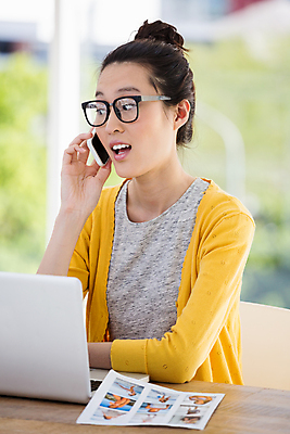 포토 JPG 해외이미지 라이프스타일 남자 안경 통신 창문 청소년 탁자 직장 20대 청년 노트북 컴퓨터 사무실 유행 공책 중국 외침 연결 시원함 엉덩이 무선전화기 책상 통화 스타일 힙스터 해외202105 해외포토 잡화 패션 아시아 가구 회사 비즈니스 모션 문구용품 사람 성인 생활 신체부위 전자제품 소리 전화기 파일형식