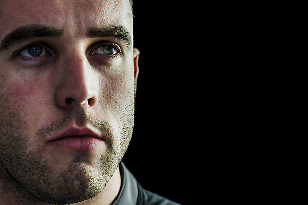 포토 JPG 해외이미지 백인 남자 스포츠 청소년 검은배경 한명 20대 운동복 검은색 럭비 경쟁 닫기 결심 집중 럭비선수 심각 저지 플레이어 카피스페이스 해외202105 해외포토 서양인 1 옷 컬러 백그라운드 컨셉 모션 운동선수 사람 청년 구기 공백 파일형식