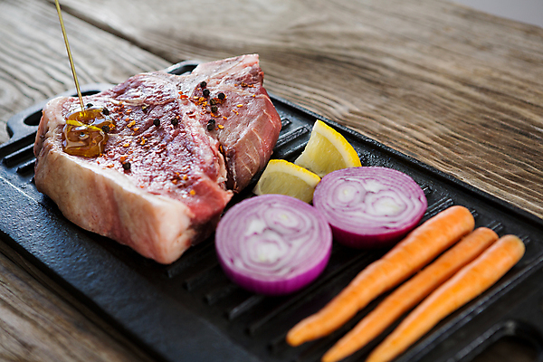 포토 JPG 해외이미지 재료 부분 양파 오이 육류 요리 사람없음 검은색 당근 소고기 신선 양념 그릴 레몬 허브 준비 유기농 날것 레시피 로즈메리 목판 생식 해외202105 해외포토 식물 웰빙 컬러 채소 과일 식재료 주방용품 뿌리채소 파일형식