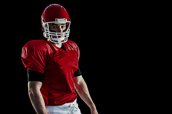 포토 JPG 해외이미지 백인 남자 스포츠 청소년 검은배경 축구선수 한명 20대 빨간색 운동복 힘 장비 찡그림 헬멧 결심 집중 고립 심각 쿼터백 페이스페인팅 해외202105 해외포토 서양인 1 옷 컬러 백그라운드 컨셉 운동선수 표정 사람 청년 검은색 축구 보호장비 파일형식