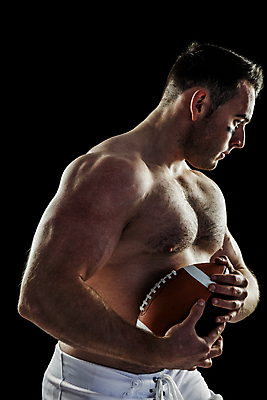 포토 JPG 해외이미지 백인 남자 스포츠 공 청소년 검은배경 축구선수 탈의 한명 20대 힘 잡기 결심 집중 근육질 고립 심각 쿼터백 페이스페인팅 해외202105 해외포토 서양인 1 백그라운드 컨셉 모션 근육 운동선수 사람 청년 검은색 축구 몸매 파일형식