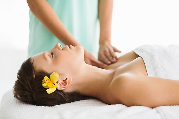 포토 JPG 해외이미지 백인 라이프스타일 여자 꽃 휴식 실내 서기 상반신 20대 성인 두명 앞모습 옆모습 눕기 스파 마사지 테라피 안마사 압력 성인여자만 해외202105 해외포토 서양인 식물 뷰포인트 컨셉 모션 사람 청년 내부 생활 뷰티 여자만 성인만 파일형식