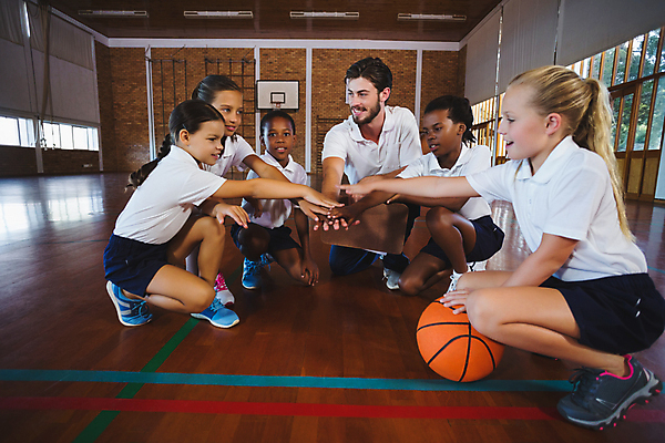 포토 JPG 해외이미지 백인 직업 학생 여학생 여자 교육 남자 행복 어린이 남학생 스포츠 지도 공 교실 학교 청소년 놀이 함께함 농구 건강 초등학교 앉기 소년 20대 사람없음 운동 검은색 교사 힘 게임 잡기 도움 결합 체육관 나무바닥 최초 개발 법정 서류판 통일 혼혈 해외202105 해외포토 서양인 감정 컬러 컨셉 모션 바닥 사람 청년 구기 사무용품 다문화 파일형식