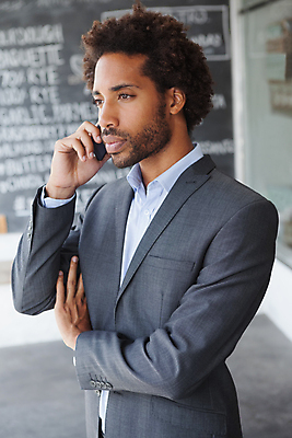포토 JPG 해외이미지 남자 통신 무선통신 한명 정장 성인 야외 30대 스마트폰 핸드폰 맑음 외침 잡기 비즈니스맨 찡그림 고급 우아함 연결 스마트 통화 다이얼 심각 스타일 혼혈 해외202105 해외포토 1 옷 컨셉 비즈니스 모션 날씨 표정 사람 장년 전자제품 스마트기기 소리 직장인 다문화 파일형식