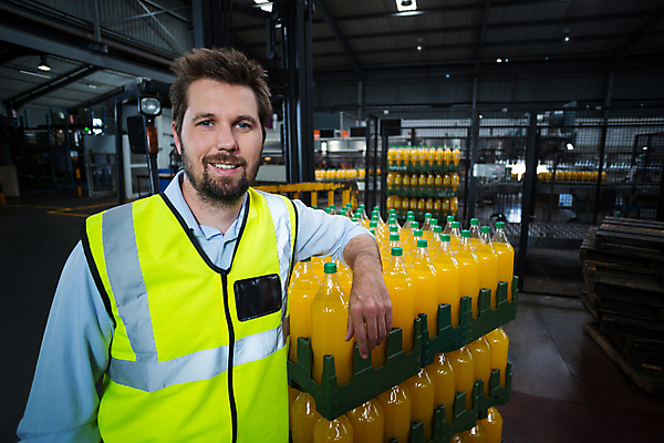 포토 JPG 해외이미지 백인 직업 남자 행복 산업 음료 비즈니스 포장 통신 공장 노동자 기술 건강 성인 사람없음 내부 30대 스크린 기댐 기계 주스 기쁨 자신감 엔지니어 제조 감독 오렌지주스 연결 나무상자 플라스틱 배열 스마트 상쾌 방법 봉인 자동 해외202105 해외포토 서양인 감정 컨셉 공업 모션 재질 사람 장년 상자 기술자 과일주스 파일형식