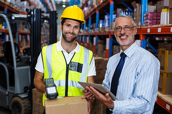 포토 JPG 해외이미지 백인 남자 산업 중년 50대 셔츠 비즈니스 CEO 넥타이 협력 함께함 실내 서기 성인 사람없음 30대 쌓기 마주보기 듣기 가리킴 통제 창고 지게차 심각 조언 해외202105 해외포토 서양인 직업 잡화 컨셉 상의 모션 사람 손짓 내부 장년 중장비 파일형식