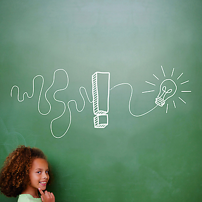 포토 JPG 해외이미지 학생 여자 교육 행복 어린이 생각 학교 아이디어 한명 컴퓨터그래픽 학습 디지털 칠판 턱괴기 낙서 그림 분필 손그림 혁명 감탄 구두점 혼혈 해외202105 해외포토 1 감정 컨셉 모션 사람 그래픽 초크 다문화 구두상점 파일형식