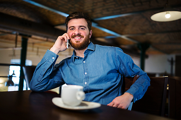 포토 JPG 해외이미지 백인 응시 남자 행복 커피 음료 비즈니스 통신 청소년 탁자 호텔 무선통신 실내 말하기 대화 미소 앉기 20대 사람없음 캐주얼 스마트폰 핸드폰 식당 외침 카페 잡기 바 연결 커피잔 토론 고객 상쾌 통화 소매 소통 해외202105 해외포토 서양인 시선 옷 감정 가구 컨셉 모션 숙소 잔 표정 사람 청년 내부 전자제품 스마트기기 상점 소리 파일형식