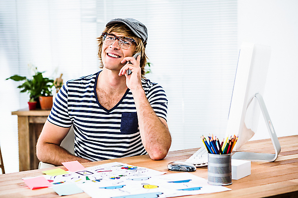 포토 JPG 해외이미지 백인 직업 모자 남자 행복 안경 셔츠 회사 비즈니스 통신 청소년 무선통신 직장 실내 한명 미소 20대 스마트폰 핸드폰 사무실 평화 스크린 외침 터치 잡기 비즈니스맨 그리기 연결 시원함 엉덩이 책상 그림 통화 보여주기 스타일 힙스터 해외202105 해외포토 서양인 1 잡화 패션 감정 가구 컨셉 상의 모션 표정 사람 청년 내부 신체부위 전자제품 스마트기기 소리 직장인 파일형식