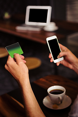포토 JPG 해외이미지 백인 직업 라이프스타일 남자 커피 음료 비즈니스 청소년 무선통신 앉기 20대 사람없음 스마트폰 핸드폰 쇼핑 스크린 식당 카페 터치 마시기 잡기 신용카드 구매 엉덩이 고객 온라인쇼핑 보여주기 카페테리아 소매 단절 체크카드 힙스터 해외202105 해외포토 서양인 패션 통신 모션 사람 청년 생활 신체부위 금융 전자제품 스마트기기 상점 온라인 파일형식