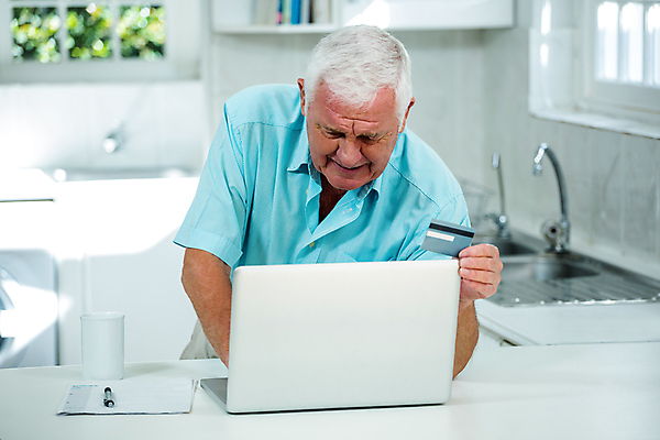 포토 JPG 해외이미지 백인 라이프스타일 응시 노년 남자 통신 가정 아파트 주택 실내 한명 캐주얼 노트북 쇼핑 컴퓨터 주방 공책 잡기 신용카드 연결 은퇴 무선전화기 집중 전자 온라인쇼핑 70대 용돈 체크카드 해외202105 해외포토 서양인 1 시선 옷 컨셉 모션 문구용품 사람 성인 내부 건물 생활 금융 전자제품 전화기 온라인 파일형식