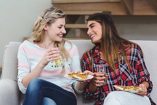포토 JPG 해외이미지 백인 라이프스타일 여자 행복 조각 거실 가정 청소년 유리 부동산 아파트 주택 갈색머리 피자 패스트푸드 함께함 실내 대화 앉기 20대 두명 캐주얼 물 소파 금발 우정 잡기 재산 결합 먹기 배고픔 소통 집주인 피자집 해로움 해외202105 해외포토 자연요소 서양인 헤어스타일 옷 감정 컨셉 의자 모션 재질 서양음식 말하기 사람 청년 내부 건물 생활 금융 친구 상점 인스턴트 주인 파일형식