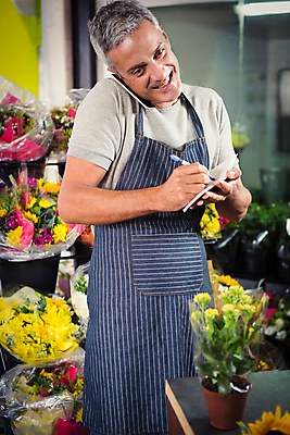 포토 JPG 해외이미지 식물 백인 직업 라이프스타일 남자 꽃 행복 비즈니스 통신 탁자 무선통신 실내 말하기 대화 서기 미소 성인 사람없음 30대 스마트폰 핸드폰 펜 앞치마 외침 기록 작업 연결 토론 꽃집 확인 서비스 만들기 통화 질서 소매 주인 소통 마케팅 조언 해외202105 해외포토 서양인 감정 가구 컨셉 모션 표정 사람 내부 생활 장년 전자제품 스마트기기 필기구 상점 소리 예절 파일형식