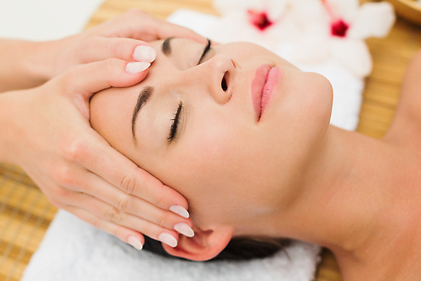 포토 JPG 해외이미지 백인 라이프스타일 손 여자 꽃 행복 휴식 실내 한명 미소 상반신 성인 신체부위 30대 수건 눕기 스파 마사지 마사지사 성인여자한명만 해외202105 해외포토 서양인 식물 직업 1 감정 컨셉 모션 표정 사람 내부 생활 장년 위생용품 여자한명만 성인여자만 파일형식