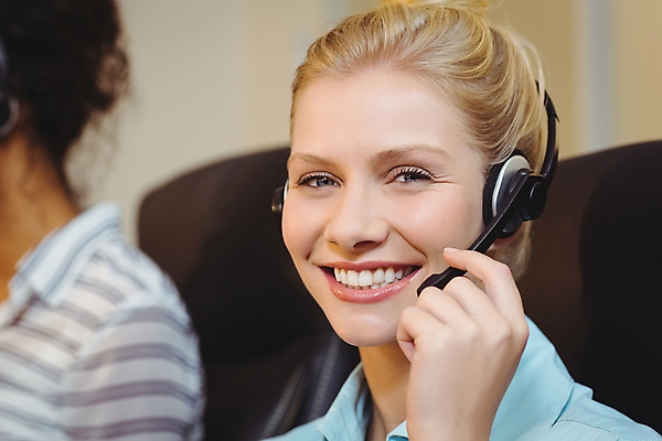 포토 JPG 해외이미지 백인 직업 여자 행복 통신 청소년 직장 함께함 실내 말하기 대화 미소 20대 두명 금발 사무실 헤드폰 잡기 작업 직장인 비즈니스우먼 토론 중개인 동료 서비스 텔레마케팅 소통 운영자 지원 혼혈 해외202105 해외포토 서양인 헤어스타일 감정 음향기기 컨셉 회사 비즈니스 관계 모션 표정 사람 청년 내부 서비스업 다문화 파일형식