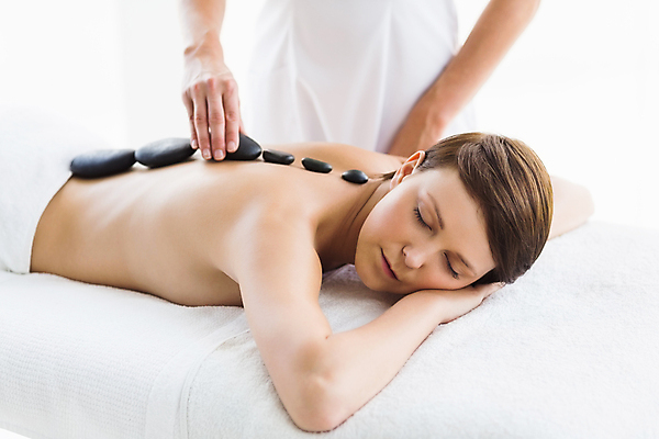 포토 JPG 해외이미지 백인 라이프스타일 여자 휴식 실내 서기 상반신 20대 두명 앞모습 옆모습 스파 조약돌 마사지 마사지사 테라피 안마사 성인여자만 놓기 해외202105 해외포토 서양인 직업 뷰포인트 컨셉 모션 사람 청년 내부 생활 뷰티 돌_바위 여자만 성인만 파일형식