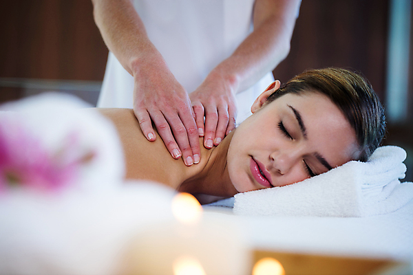 포토 JPG 해외이미지 백인 라이프스타일 손 여자 꽃 행복 엎드리기 휴식 실내 한명 미소 상반신 성인 신체부위 30대 수건 스파 마사지 소프트포커스 안마사 성인여자한명만 해외202105 해외포토 서양인 식물 1 감정 컨셉 모션 촬영기법 표정 사람 내부 생활 장년 위생용품 여자한명만 성인여자만 파일형식