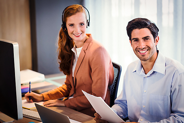 포토 JPG 해외이미지 백인 직업 응시 여자 남자 행복 비즈니스 통신 청소년 직장 실내 미소 앉기 20대 성인 사람없음 30대 컴퓨터 사무실 판매 헤드폰 비즈니스맨 비즈니스우먼 동료 서비스 문서 텔레마케팅 부름 경영 지원 해외202105 해외포토 서양인 시선 감정 음향기기 회사 관계 모션 표정 사람 청년 내부 장년 전자제품 직장인 서비스업 파일형식